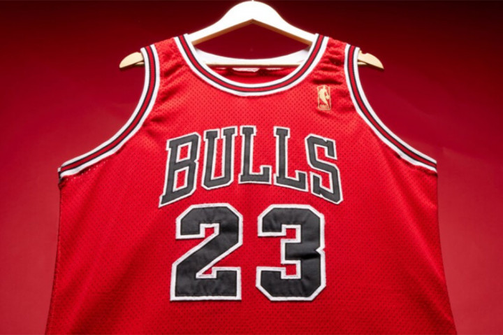 Jersey Michael Jordan yang dikenakan pada musim 1996-97 bersama Chicago Bulls terjual seharga USD4,68 juta (setara Rp73 miliar), dalam lelang Sotheby's.