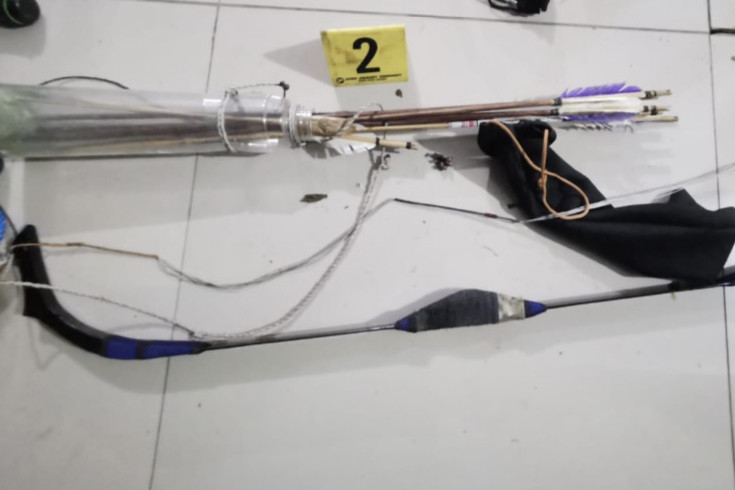 Barang bukti lainnya ialah satu buah busur beserta tujuh anak panahnya, tiga pasang double stick. Lalu, alat olahraga terdiri dari satu pushup bar, dua buah alat skipping, satu buah fitness roller, satu buah handgrip, dan satu buah ketapel besi.