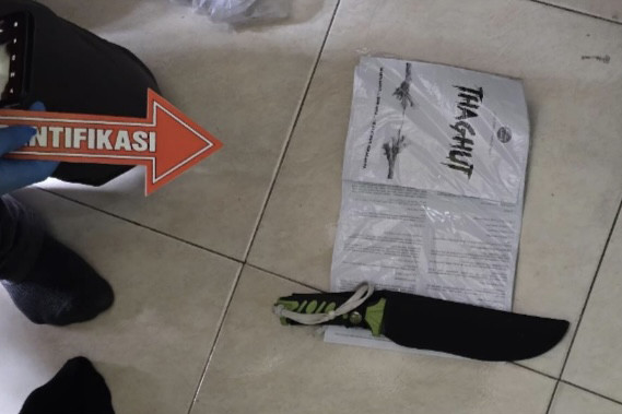 Detasemen Khusus (Densus) 88 Antiteror Polri menyita sejumlah barang bukti dari penangkapan tiga tersangka teroris yang ditangkap di tiga wilayah Jawa Tengah (Jateng). Bukti itu mulai dari 20 senjata api hingga dua kardus buku.