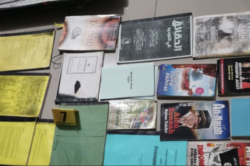 Kemudian, satu buah handphone merk OPPO, satu buah handphone merk Redmi, satu bilah pisau, satu dompet warna hitam, satu buah samsak tinju atau sandbag warna merah hitam. Lalu, tiga MMT atau spanduk bertuliskan JAD, FORIS (Forum Anshor Al-Islam), Kajian Tauhid.