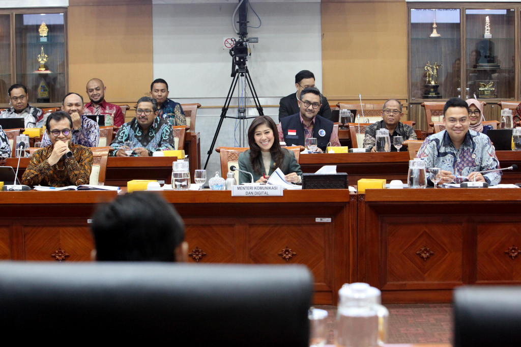 Komisi I DPR RI menggelar rapat perdana dengan Menteri Komunikasi dan Digital (Menkomdigi) Meutya Hafid yang juga merupakan mantan Ketua Komisi I DPR RI periode 2019-2024 di Kompleks Parlemen, Senayan, Jakarta, Selasa, 5 November 2024.