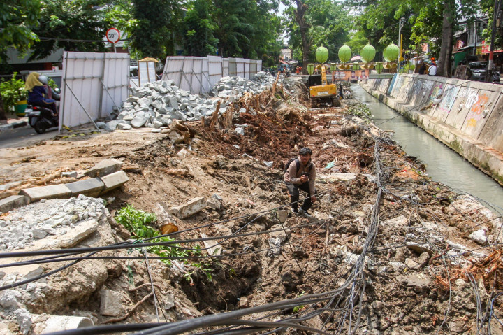 Pekerja menggunakan alat berat melakukan penanganan terhadap turap kali yang longsor di Utan Kayu, Jakarta, Selasa, 5 November 2024. 