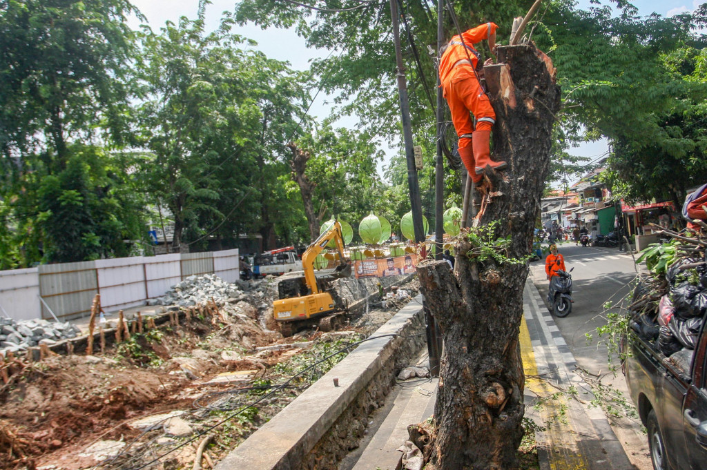 Kepala Seksi Pemeliharaan Drainase Suku Dinas Sumber Daya Air (SDA) Jakarta Timur Puryanto Palebangan ketika ditemui di lokasi longsor, Senin, mengatakan, peristiwa itu terjadi pada Minggu sekitar pukul 22.00 WIB akibat hujan dengan intensitas tinggi sejak Minggu petang.