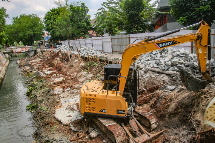 Sejumlah pohon dan tiang listrik yang berada di pinggiran turap Kali Utan Kayu, Matraman, Jakarta Timur, roboh karena terjadi longsor di pinggiran turap tersebut pada Minggu, 3 November 2024 malam.
