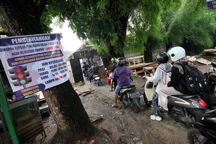 Pengurus lingkungan juga menempel beberapa poster yang menampilkan jam operasional lampu merah tersebut serta tata tertib bagi para pengguna jalan yang ingin melintas.