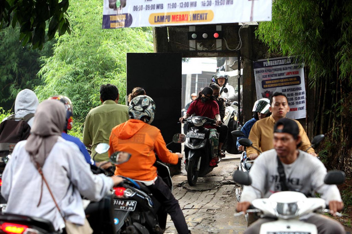 Pintu kecil atau yang dikenal dengan sebutan Pintu Doraemon tersebut menjadi jalur alternatif bagi para pemotor yang akan melintasi Taman Tekno menuju Kampung Setu sehingga mampu memangkas jarak dan waktu perjalanan.