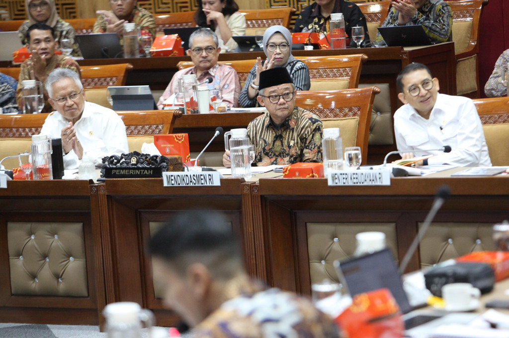 Lebih lanjut, dia menyampaikan sejumlah tantangan dalam pendidikan tinggi Indonesia itu di antaranya kebekerjaan lulusan pendidikan tinggi yang masih rendah. Menurut Satryo, tantangan itu muncul antara lain karena tidak relevannya pendidikan tinggi dengan kebutuhan industri.