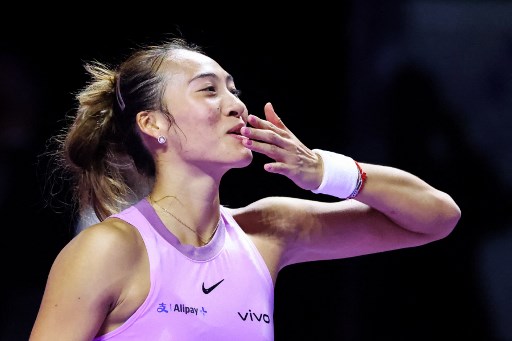 Zheng Qinwen meneruskan catatan gemilangnya tahun ini dengan melaju ke semifinal WTA Finals di Riyadh, Kamis, 7 November 2024 dini hari WIB. Qinwen melangkah ke empat besar berkat kemenangan atas finalis Wimbledon Jasmine Paolini.
