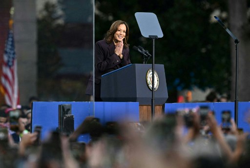 Ia mendesak pendukung Demokrat untuk tidak menyerah setelah hasil pemilu, tetapi sebaliknya justru menyingsingkan lengan baju, berorganisasi, dan tetap bekerja demi kebebasan dan keadilan serta masa depan yang bisa dibangun bersama.