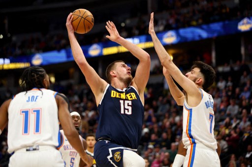 Sementara Nikola Jokic kembali menunjukkan performa luar biasa dengan mencetak triple-double yang mencakup 23 poin, 20 rebound, dan 16 assist, membantu Nuggets bangkit dari defisit 16 poin yang mereka hadapi di kuarter ketiga.
