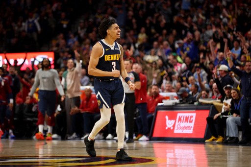 Denver Nuggets memberi kekalahan pertama untuk Oklahoma City Thunder dengan meraih kemenangan 124-122 dalam laga yang digelar di Ball Arena, Denver, Kamis, 7 November 2024 WIB.