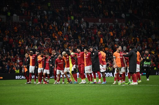 Galatasaray sukses menghentikan tiga kemenangan beruntun Tottenham pada kompetisi Liga Europa setelah mengamankan kemenangan dengan skor 3-2 di Stadion RAMS Park, Istanbul, Jumat, 8 November 2024 dini hari WIB.
