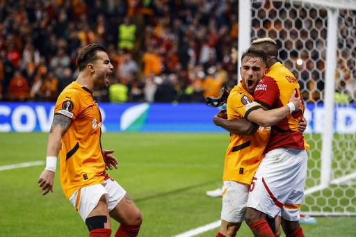 Galatasaray unggul terlebih dahulu lewat Yunus Akgun dan Victor Osimhen (2), sedangkan Tottenham sempat membalas melalui Will Lankshear dan Dominic Solanke.