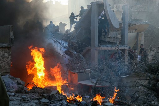 Warga dan tim penyelamat berusaha memadamkan api di lokasi serangan udara Israel yang menargetkan lingkungan padat penduduk di kota Baalbek, Lembah Bekaa, Lebanon timur, Rabu, 6 November 2024.