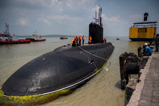 Kapal selam Angkatan Laut Rusia B-588 Ufa untuk pertama kalinya sandar di Dermaga Jamrud Utara, Pelabuhan Tanjung Perak, Surabaya, Jawa Timur, Kamis,  7 November 2024. Kedatangan kapal selam tersebut dalam rangka kunjungan persahabatan (<i>port visit</i>).