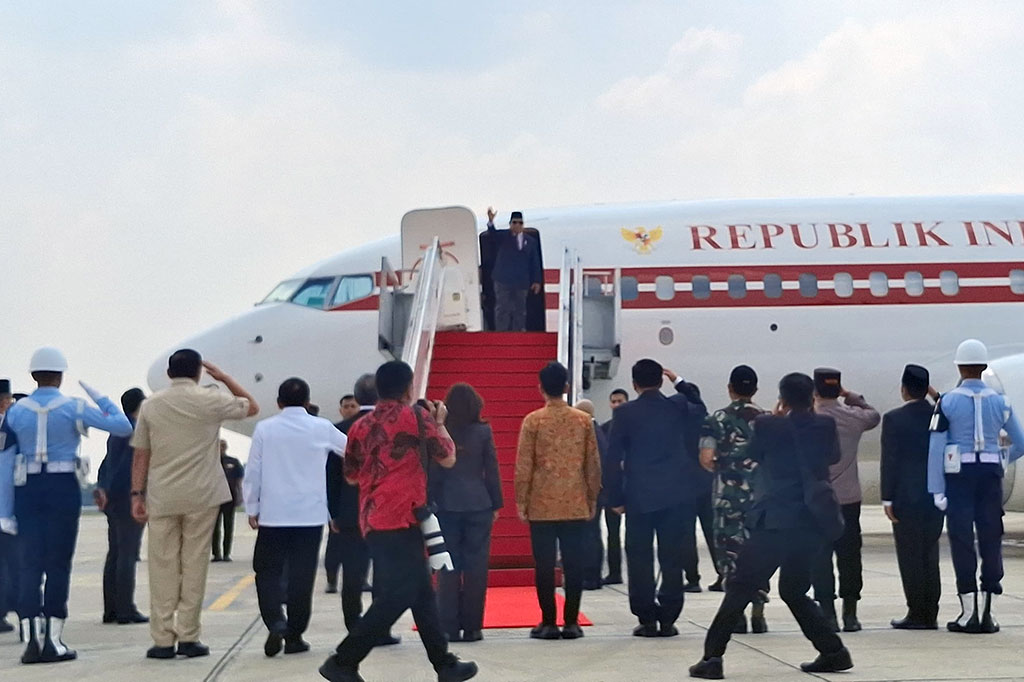 Pantaun Medcom.id, Prabowo lepas landas dari Pangkalan TNI AU Halim Perdanakusuma, Jakarta Timur, pada pukul 10.28 WIB. Prabowo tampak menggunakan pesawat berwarna putih dengan kode PK-GRD. Pesawat tersebut bertuliskan Republik Indonesia.