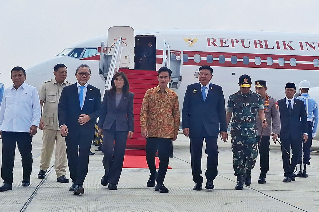 Prabowo tampak didampingi Menteri Luar Negeri (Menlu) Sugiono dan Sekretaris Kabinet Mayor Teddy. Wakil Presiden Gibran Rakabuming Raka dan sejumlah menteri Kabinet Merah Putih tampak melepas keberangkatan Prabowo. 