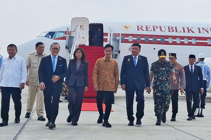 Prabowo tampak didampingi Menteri Luar Negeri (Menlu) Sugiono dan Sekretaris Kabinet Mayor Teddy. Wakil Presiden Gibran Rakabuming Raka dan sejumlah menteri Kabinet Merah Putih tampak melepas keberangkatan Prabowo. 