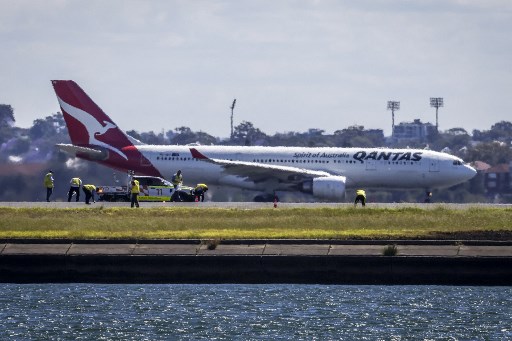 Sebuah pesawat Qantas Airways (QAN.AX), yang tengah melakukan penerbangan menuju Brisbane melakukan pendaratan darurat karena kerusakan mesin yang terkendali, segera setelah lepas landas dari Bandara Sydney, Jumat, 8 November 2024.