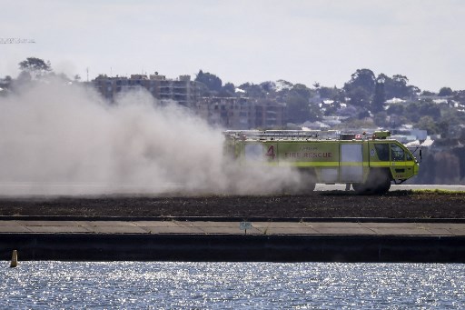 Pihak bandara menyatakan, keberangkatan pesawat bertepatan dengan kebakaran rumput yang terjadi di sepanjang landasan pacu paralel Bandara Sydney yang berhasil dikendalikan oleh tim dari layanan penyelamatan pemadam kebakaran penerbangan. 