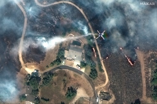 Angin kencang dan kondisi kering yang ekstrem membuat wilayah California selatan rawan terhadap penyebaran kebakaran hutan. Hal ini mendorong Layanan Cuaca Nasional (NWS) mengeluarkan peringatan Red Flag bagi lebih dari 25 juta penduduk. Peringatan ini menandakan kondisi kebakaran yang ekstrem dan mengancam jiwa.