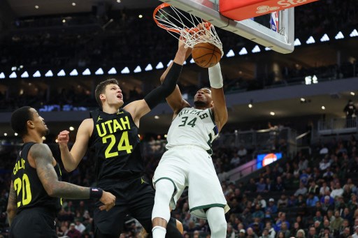 Antetokounmpo juga mencatatkan enam rebound ofensif, menjadikannya pemimpin sepanjang masa dalam kategori rebound ofensif untuk Milwaukee Bucks dengan total 1.469 rebound, mengungguli Marques Johnson yang sebelumnya memegang rekor tersebut sejak 1977-1984.