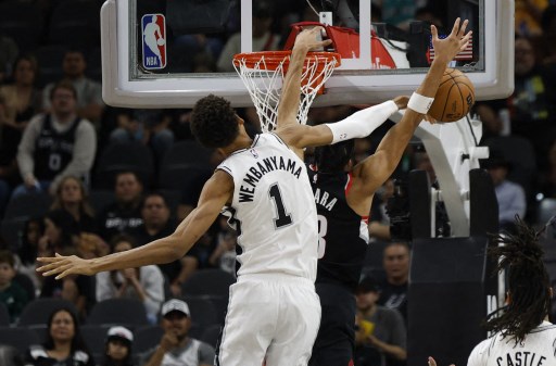 Zach Collins dan Julian Champagnie juga memberikan kontribusi solid dengan masing-masing menambah 14 poin, sementara bintang rookie Victor Wembanyama menyumbang 12 poin. 