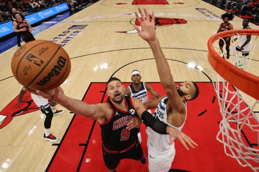 Di kubu lawan, Nikola Vucevic memimpin perolehan poin Bulls dengan 25 poin melalui akurasi tinggi, mencetak 11 dari 15 tembakannya. Coby White menyusul dengan 24 poin dan delapan assist.