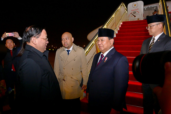 Prabowo disambut Menteri Pertanian dan Pedesaan RRT Han Jun serta Duta Besar RRT untuk Indonesia Wang Lutong. Selain itu, Duta Besar RI untuk RRT Djauhari Oratmangun, Atase Pertahanan RI di Beijing Brigjen (TNI) Mar. Benny P. Nadeak.