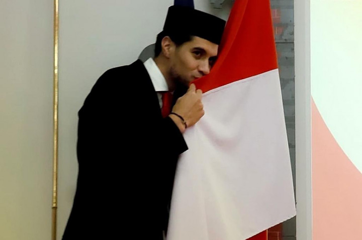 Kevin Diks dan juga sudah melakukan proses pembuatan Kartu Tanda Penduduk (KTP) dan paspor. Selanjutnya Kevin akan melakukan proses perpindahan federasi untuk bisa memperkuat Timnas  Indonesia.