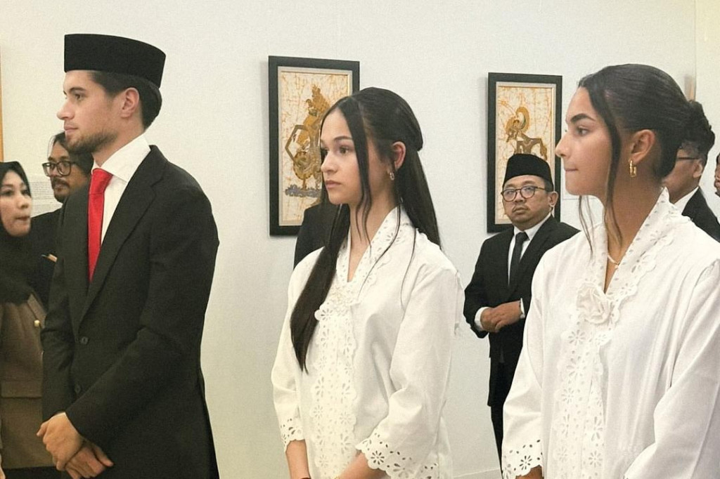 Kementerian Hukum RI melakukan sumpah kewarganegaraan terhadap pemain sepak bola putra Kevin Diks beserta dua putri Estella Raquel Loupattij dan Noa Johanna Christina Cornelia Leatomu menjadi Warga Negara Indonesia (WNI) di Kedutaan Besar RI di Copenhagen, Denmark, Jumat, 8 November 2024.