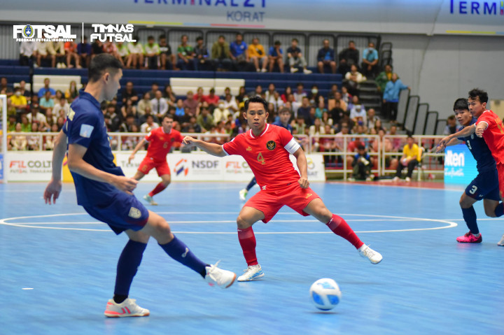 Timnas Futsal Indonesia berhasil meraih kemenangan impresif dengan skor 5-1 atas Thailand di babak semifinal ASEAN Futsal Championship 2024 yang digelar di Nakhon Ratchasima, Thailand, pada Jumat, 8 November 2024. Kemenangan ini membawa Indonesia melaju ke final dan akan menghadapi Vietnam dalam perebutan gelar juara.
