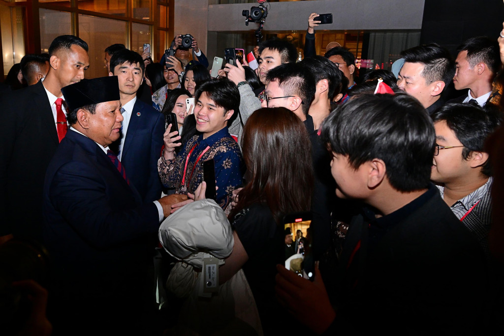Kedatangan Presiden Prabowo Subianto di Beijing, Republik Rakyat Tiongkok (RRT), pada Jumat, 8 November 2024 malam, disambut antusias oleh mahasiswa dan warga Indonesia. Mereka tampak memegang bendera merah putih.