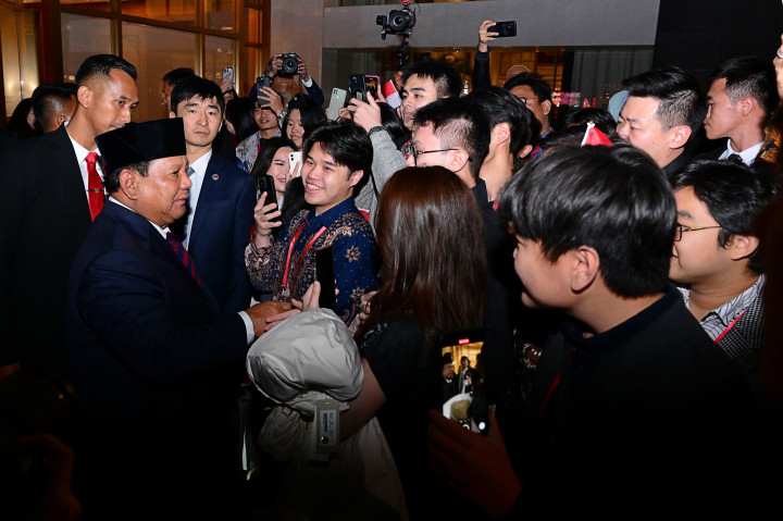 Kedatangan Presiden Prabowo Subianto di Beijing, Republik Rakyat Tiongkok (RRT), pada Jumat, 8 November 2024 malam, disambut antusias oleh mahasiswa dan warga Indonesia. Mereka tampak memegang bendera merah putih.