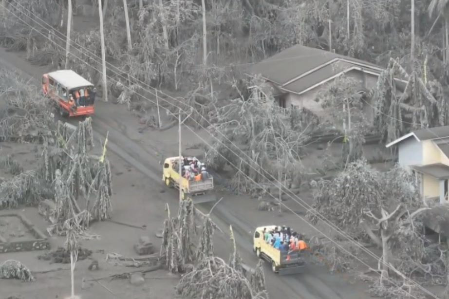 Petugas pos pemantau gunung api Badan Geologi Emanuel Rofinus dalam keterangan di Jakarta, melaporkan bahwa aktivitas vulkanik Gunung Lewotobi Laki-Laki hingga saat ini masih berlangsung sejak pukul 04.47 WITA.