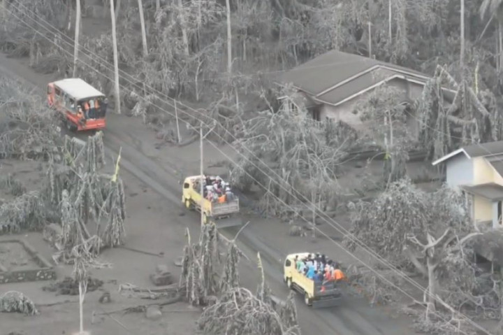Petugas pos pemantau gunung api Badan Geologi Emanuel Rofinus dalam keterangan di Jakarta, melaporkan bahwa aktivitas vulkanik Gunung Lewotobi Laki-Laki hingga saat ini masih berlangsung sejak pukul 04.47 WITA.
