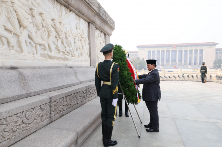 Presiden Prabowo Subianto mengunjungi Monumen Pahlawan Rakyat, Tiananmen Square di Beijing, Republik Rakyat Tiongkok (RRT) pada Sabtu, 9 November 2024. Prabowo melakukan peletakan karangan bunga atau flower tribute.