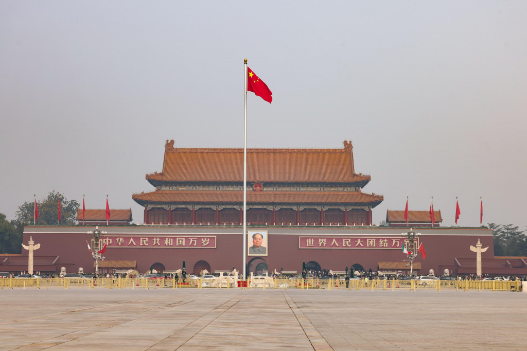 Setelahnya, Presiden Prabowo kemudian mengikuti karangan bunga yang dipindahkan ke depan Monumen Pahlawan Rakyat. Presiden Prabowo didampingi delegasi Indonesia lainnya kemudian berjalan hingga lokasi yang telah ditentukan.