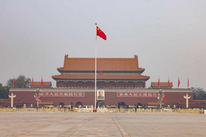 Setelahnya, Presiden Prabowo kemudian mengikuti karangan bunga yang dipindahkan ke depan Monumen Pahlawan Rakyat. Presiden Prabowo didampingi delegasi Indonesia lainnya kemudian berjalan hingga lokasi yang telah ditentukan.