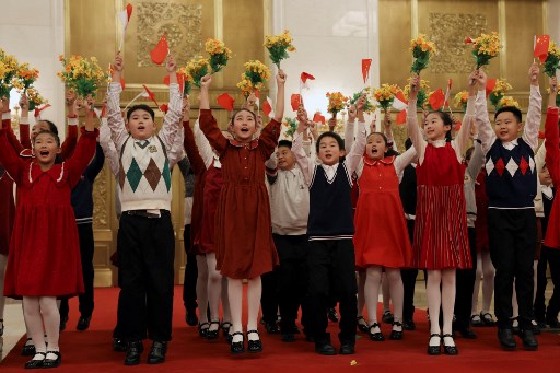 Di ujung pasukan, Prabowo dan Xi disambut oleh sekitar tiga puluh anak yang meloncat dengan membawa bunga serta bendera Indonesia dan Tiongkok dan berteriak 'Selamat datang' dengan bahasa Mandarin.