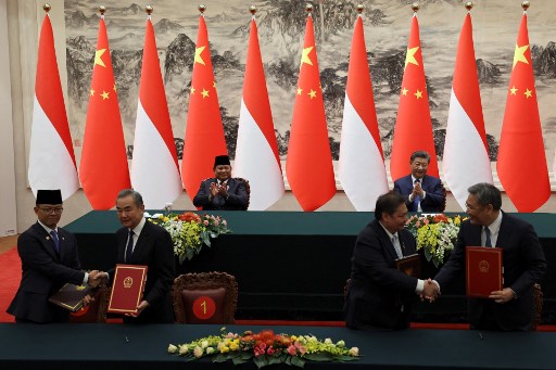 Selesai pertemuan, kedua pemimpin negara menyaksikan para menteri melakukan penandatanganan dan pertukaran nota kesepahaman kerja sama kedua negara. 