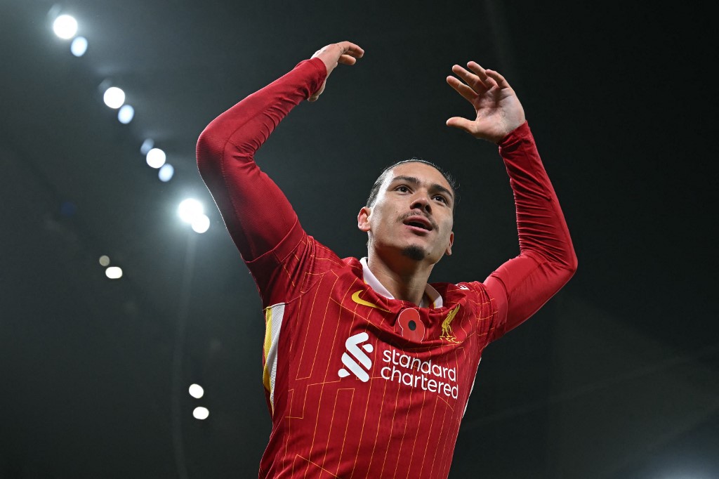 The Reds membuka keunggulan pada menit ke-20 setelah serangan balik yang diaransemen Mohamed Salah membuka Darwin Nunez melewati kiper Villa Emi Martinez untuk mengubah kedudukan 1-0.