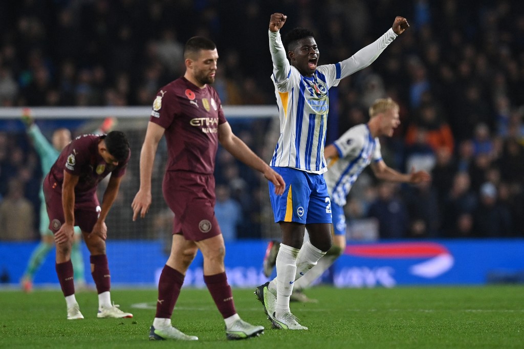 Manchester City menelan empat kekalahan berturut-turut dalam berbagai kompetisi setelah ditumbangkan Brighton 1-2 dalam pertandingan liga di Stadion Amex, Brighton, Minggu, 10 November 2024 dini hari WIB.