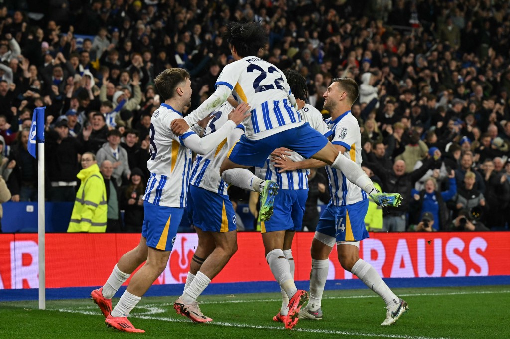 Lima menit kemudian Brighton berbalik unggul setelah umpan Joao Pedro dikonversimenjadi gol oleh Matt O'Riley sehingga skor berubah 2-1.