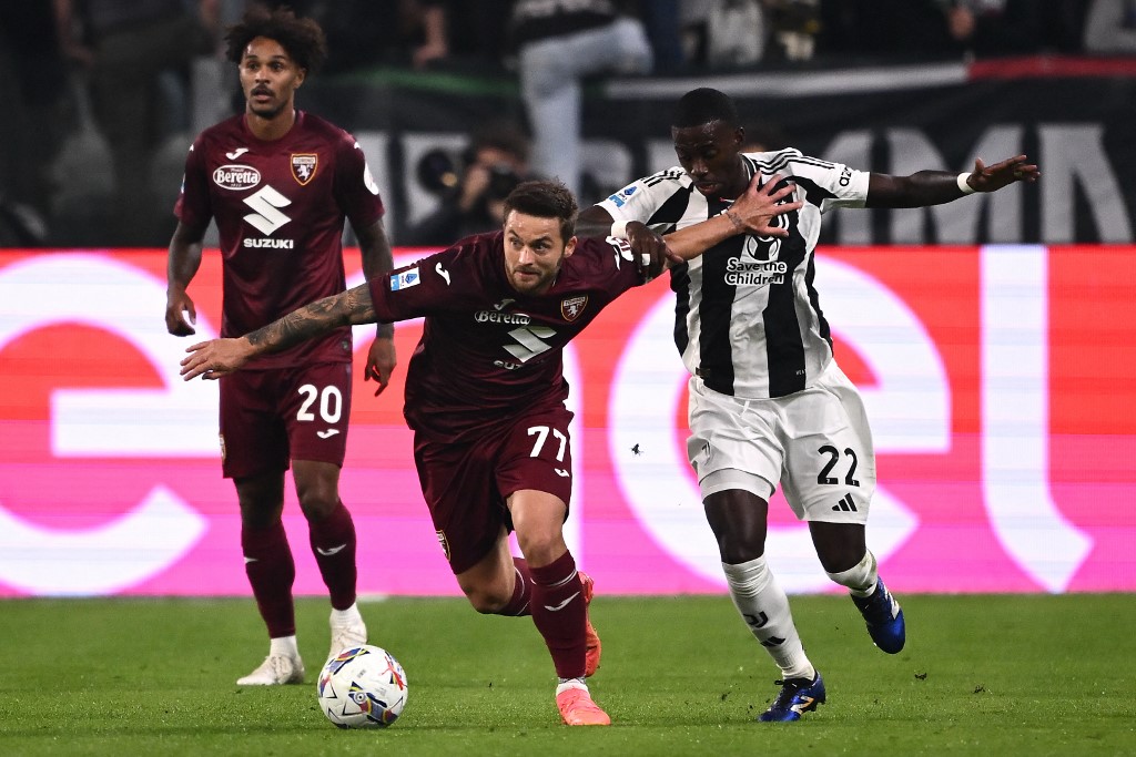 Weah untuk kedua memasukkan bola ke gawang Torino pada menit ke-71, tetapi dianulir karena bola menyentuh tangannya sebelum dia melepaskan tembakan ke sudut bawah gawang.