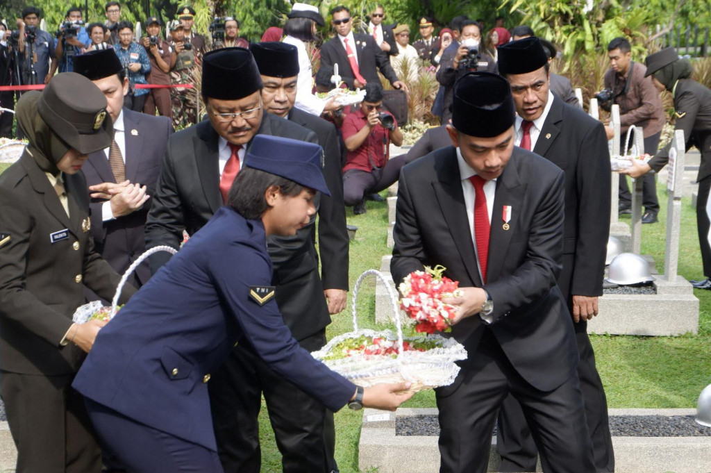 Kemudian, tabur bunga juga dilakukan ke makam Umar Wirahadikusumah, H. R. Sudharmono SH, dan Adam Malik. Lalu, ke sejumlah pahlawan revolusi dan pahlawan tak dikenal.