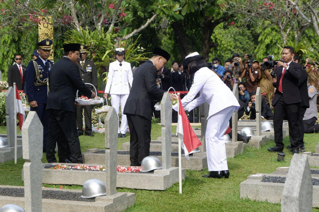 Pantauan Medcom.id, Gibran menabur bunga ke makam istri Presiden keenam RI Susilo Bambang Yudhoyono (SBY), Kristiani Herrawati atau Ani Yudhoyono. Lalu, tabur bunga dilakukan ke makam Presiden ketiga RI BJ Habibie dan istri Hasri Ainun Habibie.