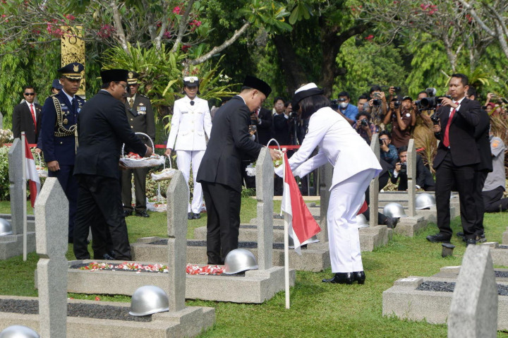Pantauan Medcom.id, Gibran menabur bunga ke makam istri Presiden keenam RI Susilo Bambang Yudhoyono (SBY), Kristiani Herrawati atau Ani Yudhoyono. Lalu, tabur bunga dilakukan ke makam Presiden ketiga RI BJ Habibie dan istri Hasri Ainun Habibie.