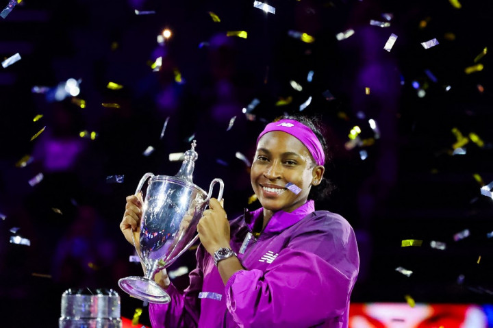 Coco Gauff berhasil menaklukkan Zheng Qinwen dalam laga final menegangkan untuk meraih gelar juara turnamen penutup tahun WTA Finals untuk pertama kali dalam kariernya.