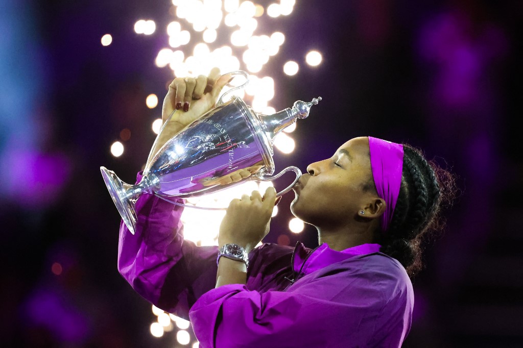 Petenis unggulan ketiga Gauff menang tipis atas petenis unggulan ketujuh Zheng dengan skor 3-6, 6-4, 7-6(2) dalam tiga jam empat menit, menjadi pertandingan final terpanjang di WTA Finals sejak catatan waktu mulai
dihitung pada 2008.